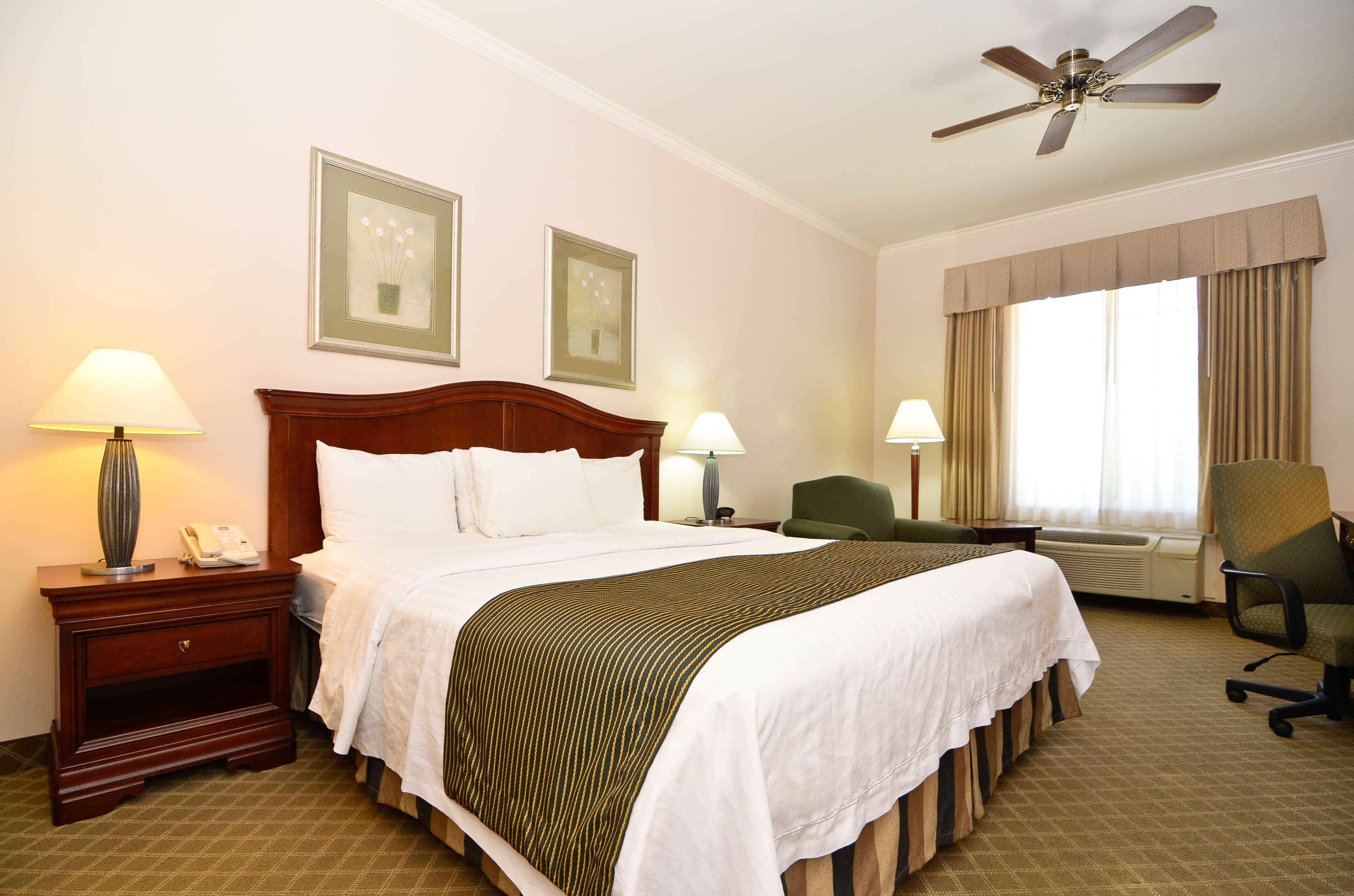 Best Western Plus Country Park Hotel Техачапи Стая снимка