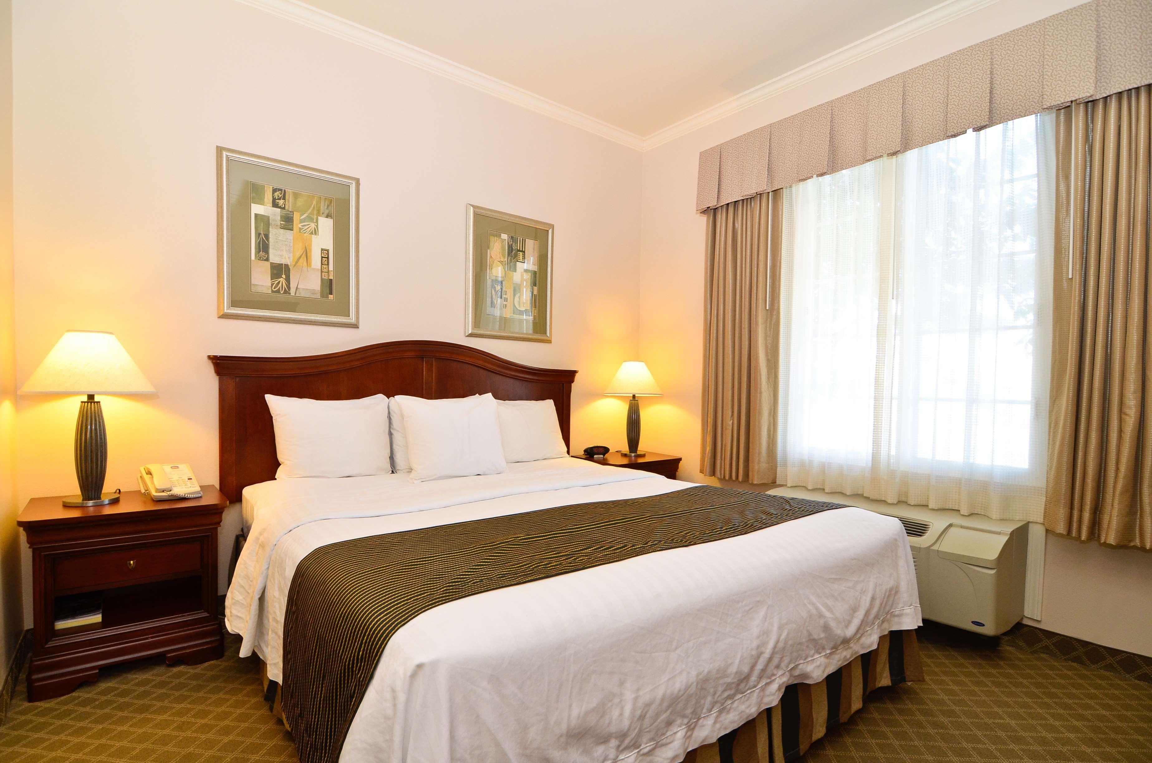 Best Western Plus Country Park Hotel Техачапи Стая снимка