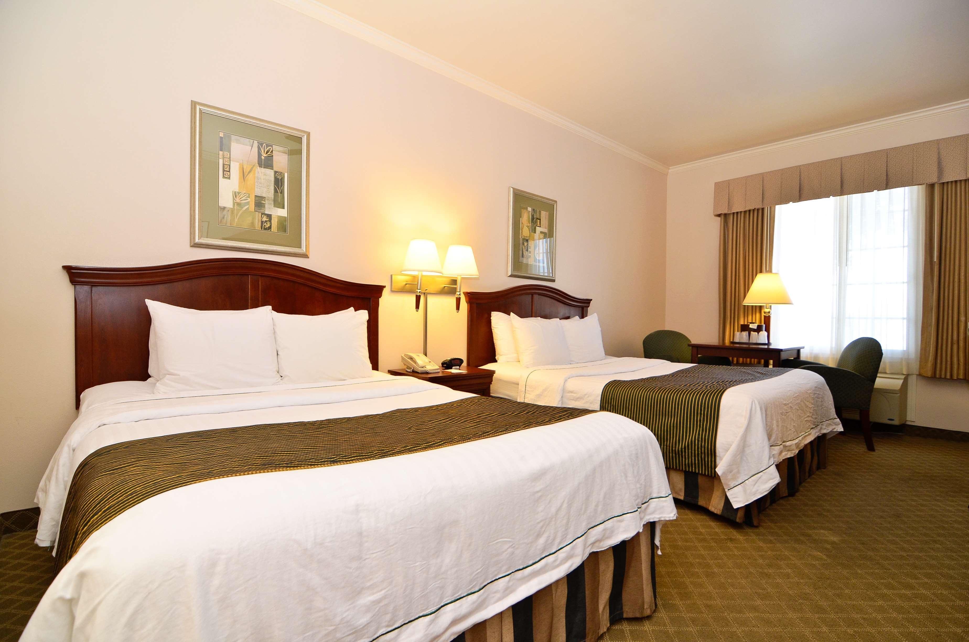 Best Western Plus Country Park Hotel Техачапи Стая снимка